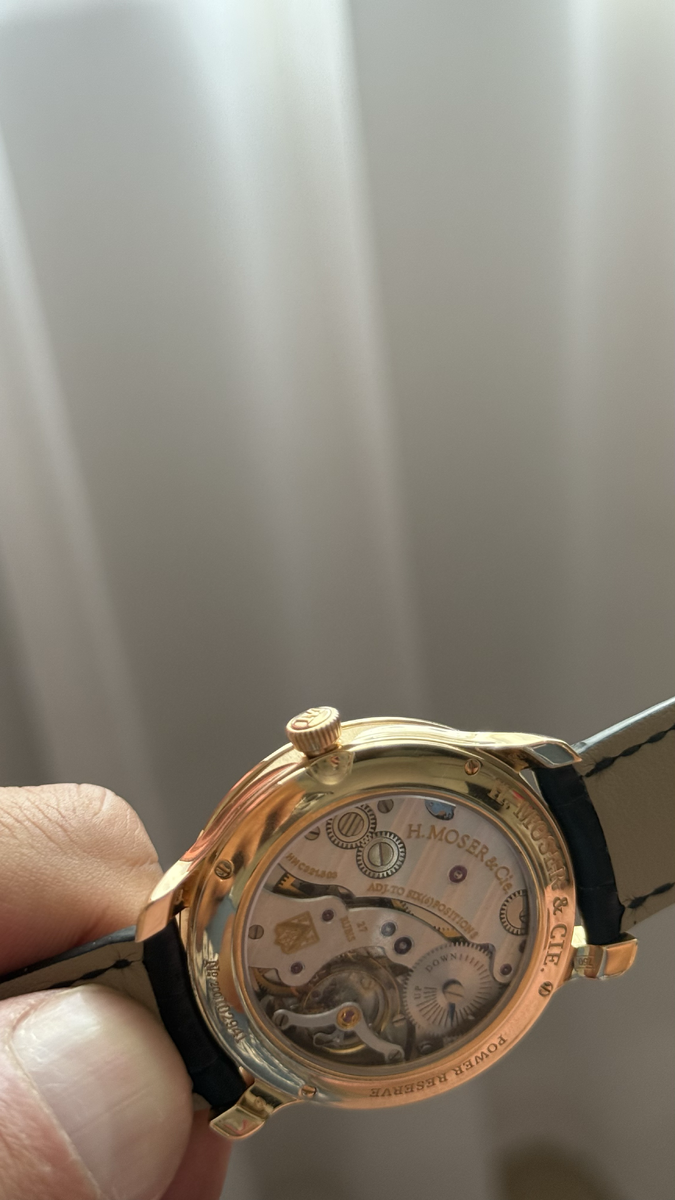 На фото видно, что корпус многосоставной, с разной обработкой - и обратите внимание на заводную головку