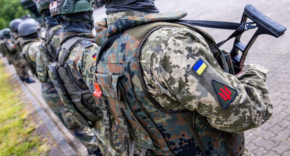 «Рыночный торгаш». Военкор Коц жестко прошелся по Алиеву из-за подарка с шевронами ВСУ