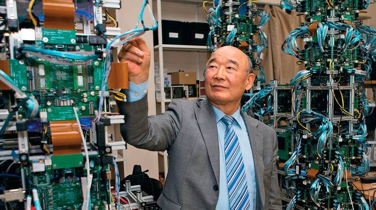    ОЛЕГ СЕРДЕЧНИКОВ Александр Ким на стенде для прототипирования новых процессоров