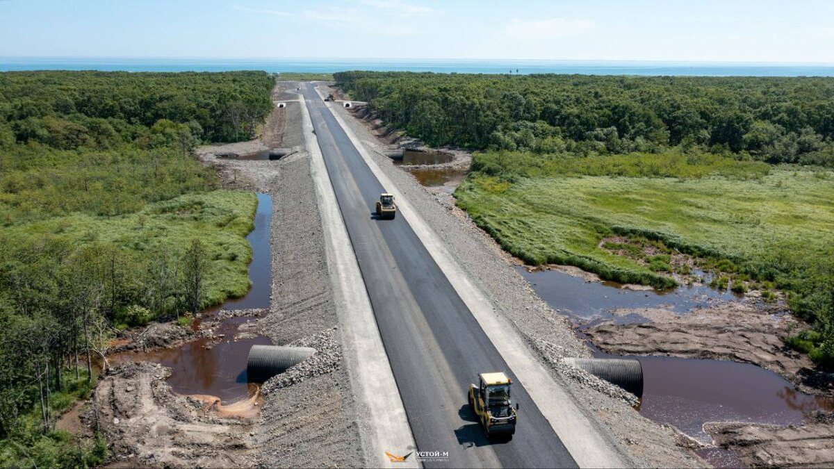 Фото: Асфальтирование дороги на Халактырский пляж / Компания «Устой-М»