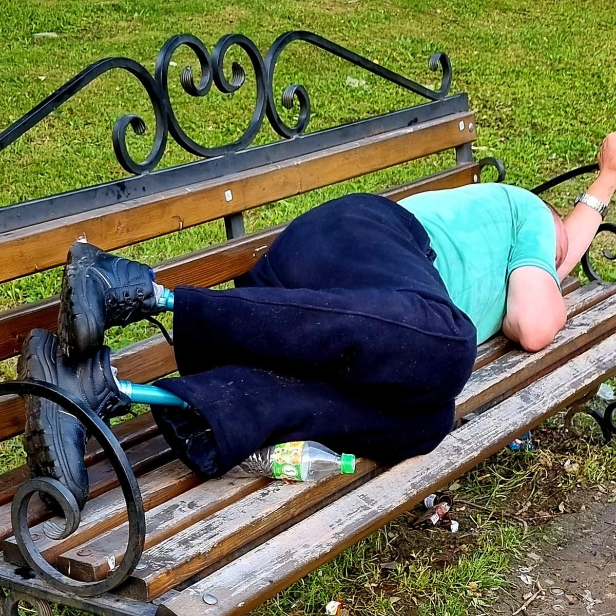 Просто спит человек на скамейке 