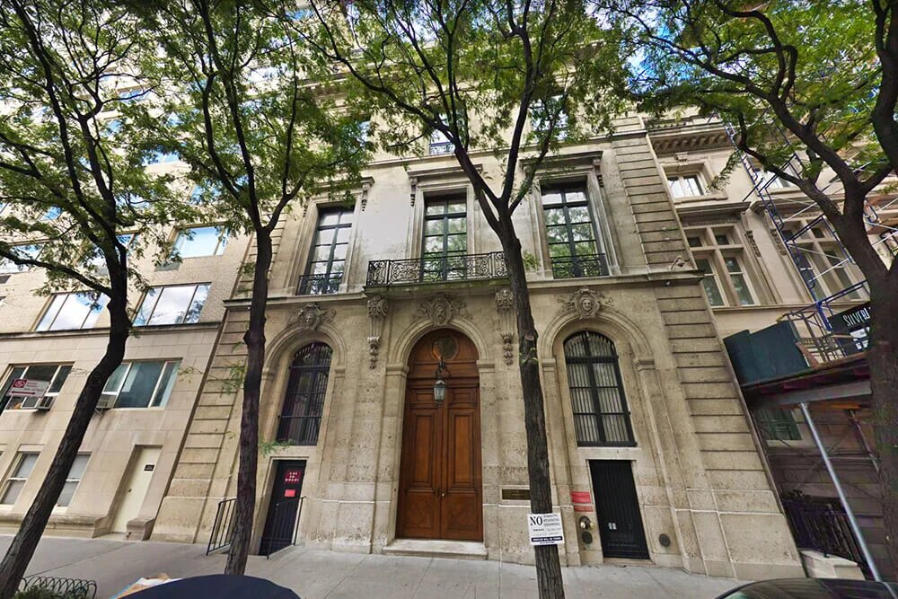 Почти пятиметровая дверь в Замок Волшебника Страны Манхеттен