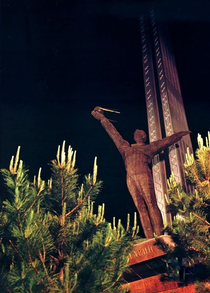 Памятник Юрию Гагарину в Ташкенте одной из ночей 1982 года