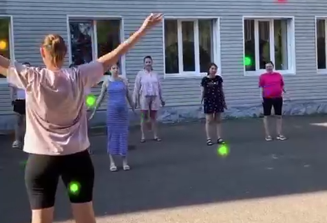     В Красноярском роддоме № 4 проводят зарядки для беременных на свежем воздухе