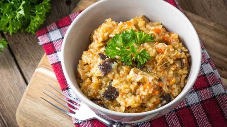 Ризотто — это классическое итальянское блюдо, которое отличается своей кремовой текстурой и насыщенным вкусом. Основой является короткозернистый рис, который медленно варится в бульоне, впитывая его аромат и создавая мягкую, тягучую консистенцию. Вариации ризотто включают добавление овощей, грибов, морепродуктов или мяса, что делает его универсальным и любимым блюдом. Благодаря использованию качественных ингредиентов и правильной технике приготовления, ризотто получается насыщенным, ароматным и очень аппетитным. Это блюдо отлично подходит для уютных ужинов и праздничных застолий, радуя своим вкусом и эстетичным видом.