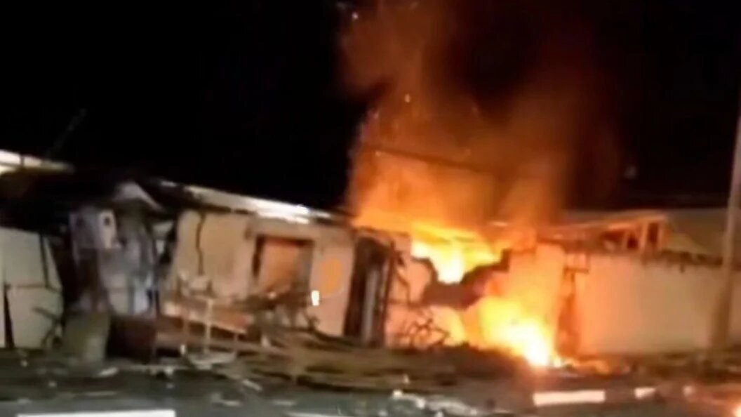    В Каменоломнях обломки дрона попали в цветочный магазин. Фото: телеграм