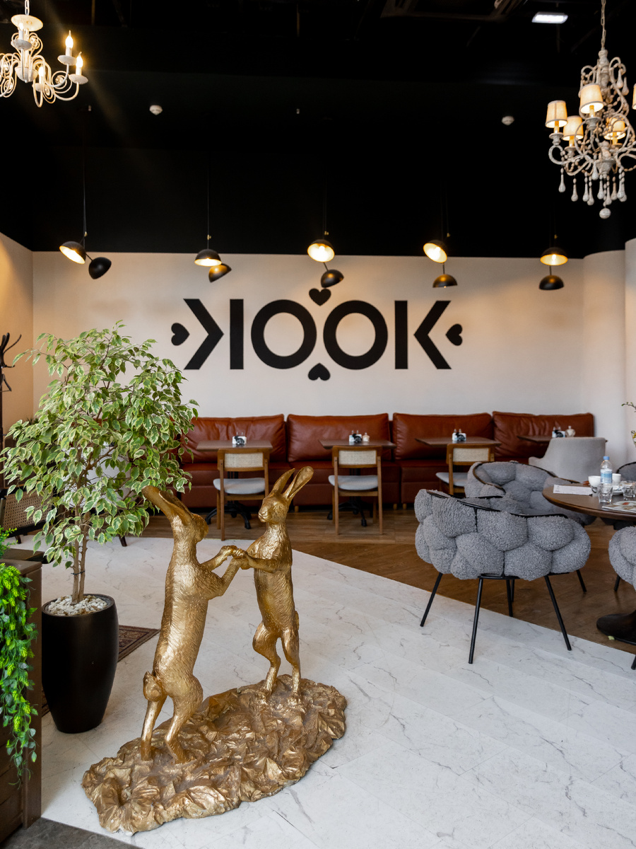 Добро пожаловать в KOOK — место, где атмосфера и еда создают настоящее волшебство!