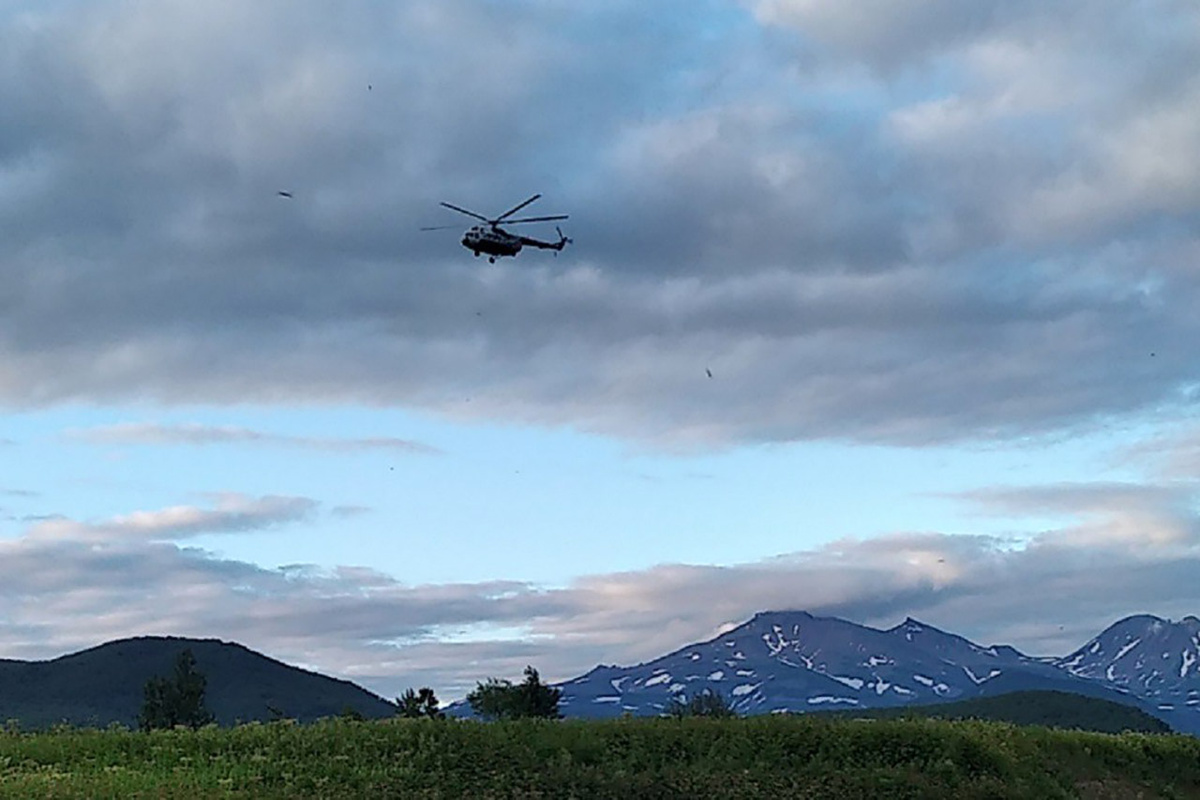 Вертолет приземлился на воду.  Фото: ФедералПресс / Екатерина Аблицова