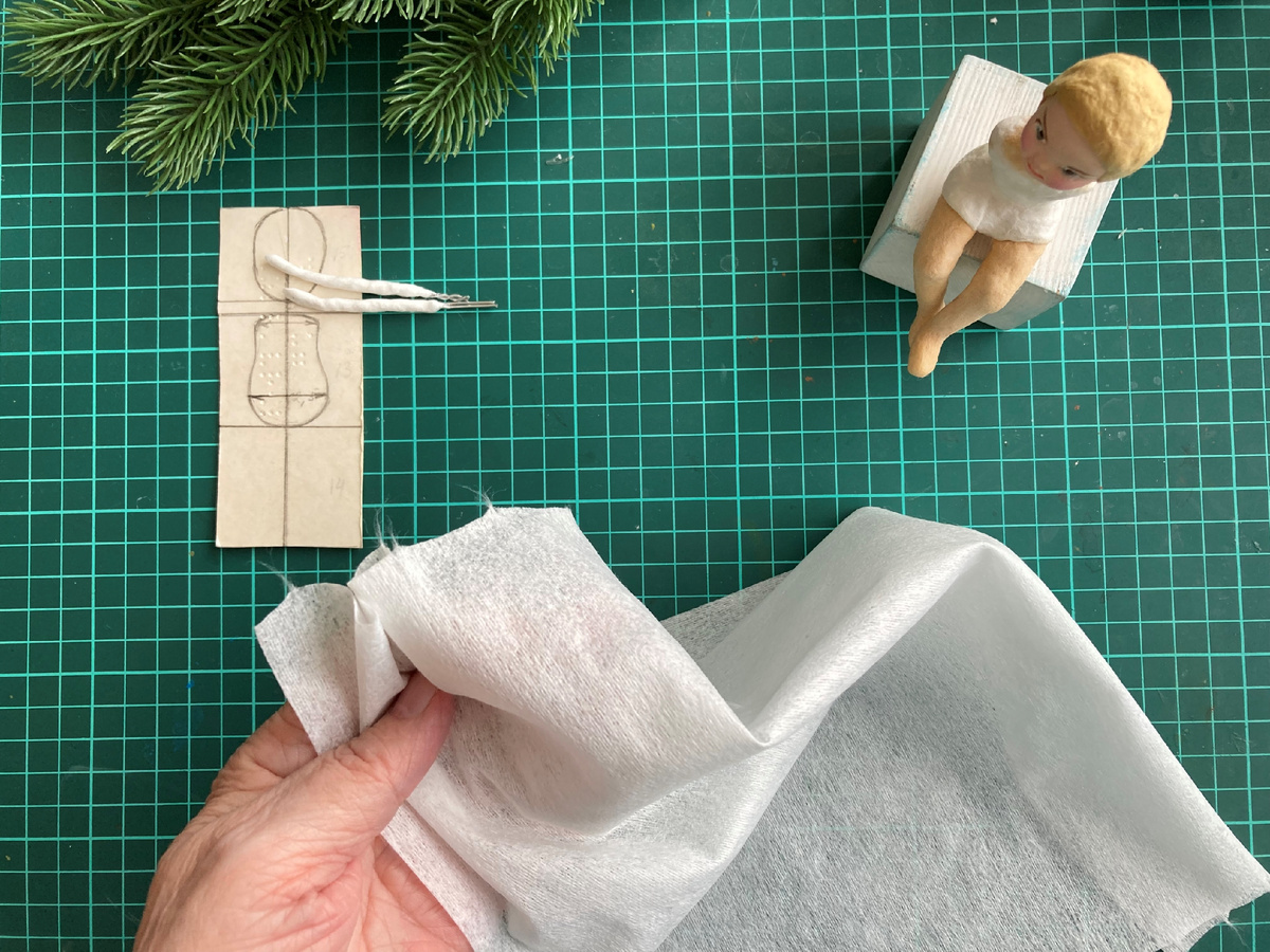 Нетканая салфетка, используемая для юбочки. Фото автора.