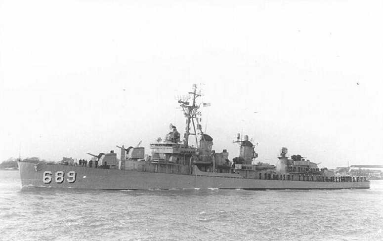 Эсминец DD-689 «Уодли» -«ассистент» «Мелвина» при уничтожении Ro-114