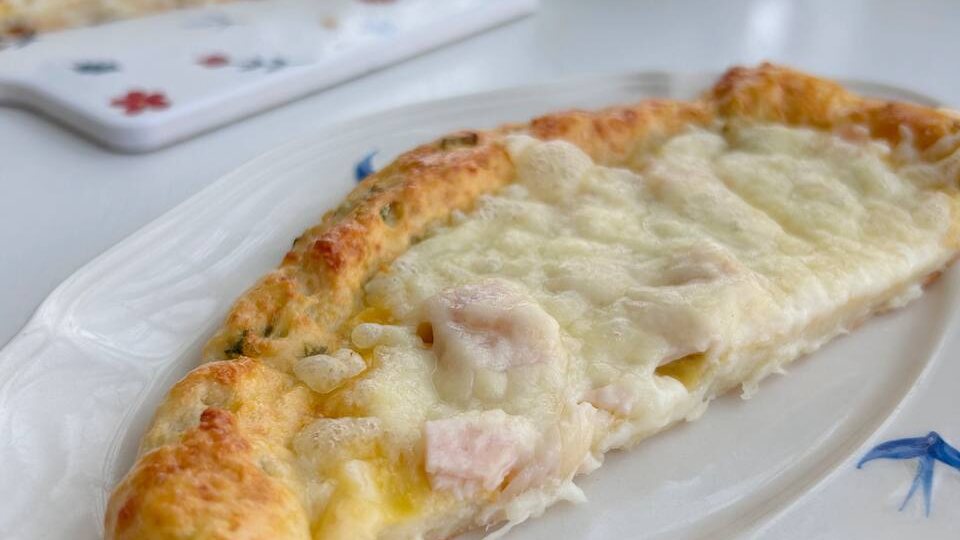 Творожная лепешка с зеленым луком, ветчиной и сыром