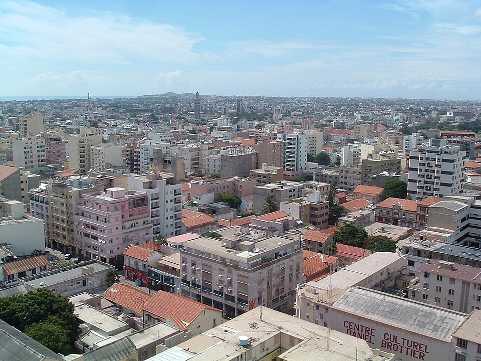 https://upload.wikimedia.org/wikipedia/commons/thumb/e/ee/Dakar_-_Panorama_urbain.jpg/960px-Dakar_-_Panorama_urbain.jpg