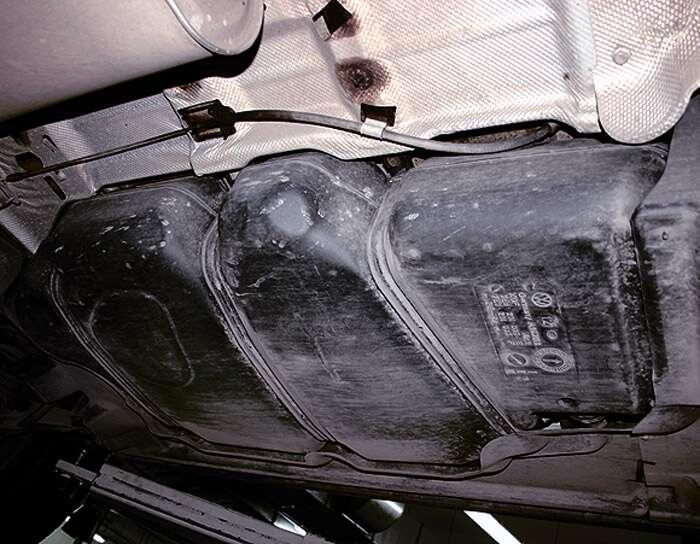   Топливный бак из пластика, ржавчины внутри не будет и на старой машине