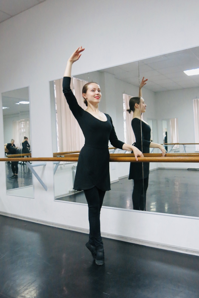 Елена на занятиях хореографией. Мисс — элегантность, не правда ли?