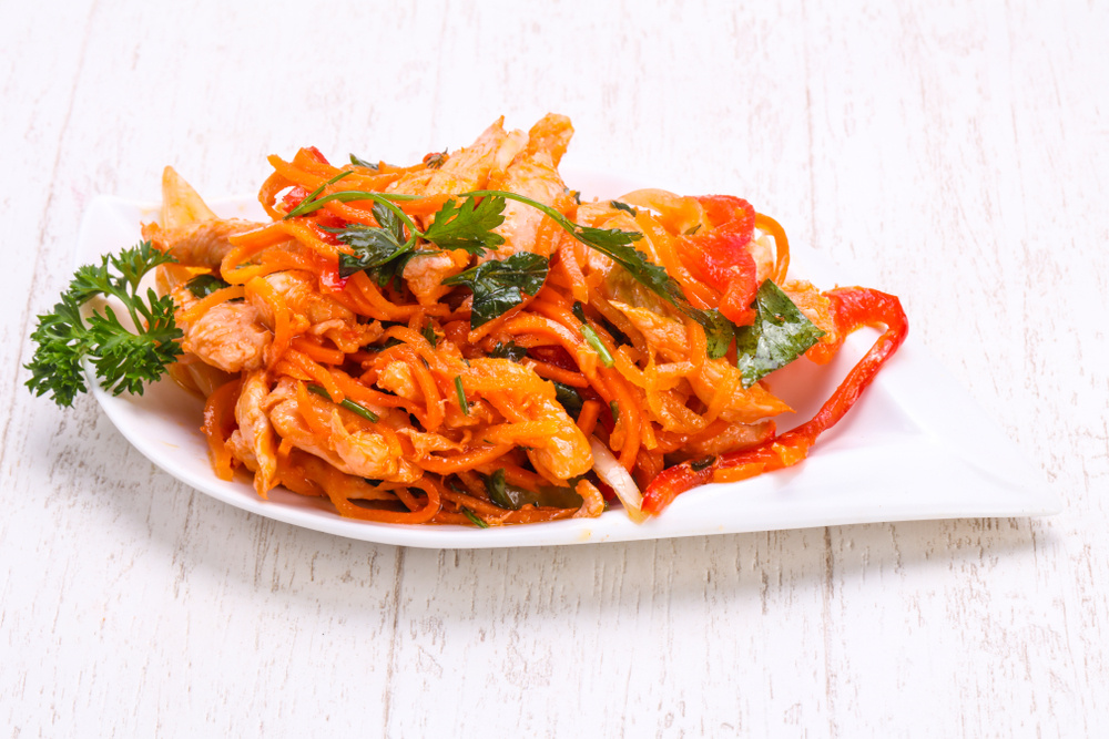 При желании в этот салат можно добавиь какие угодно ингредиенты, которые могут превратить его в самостоятельное блюдо