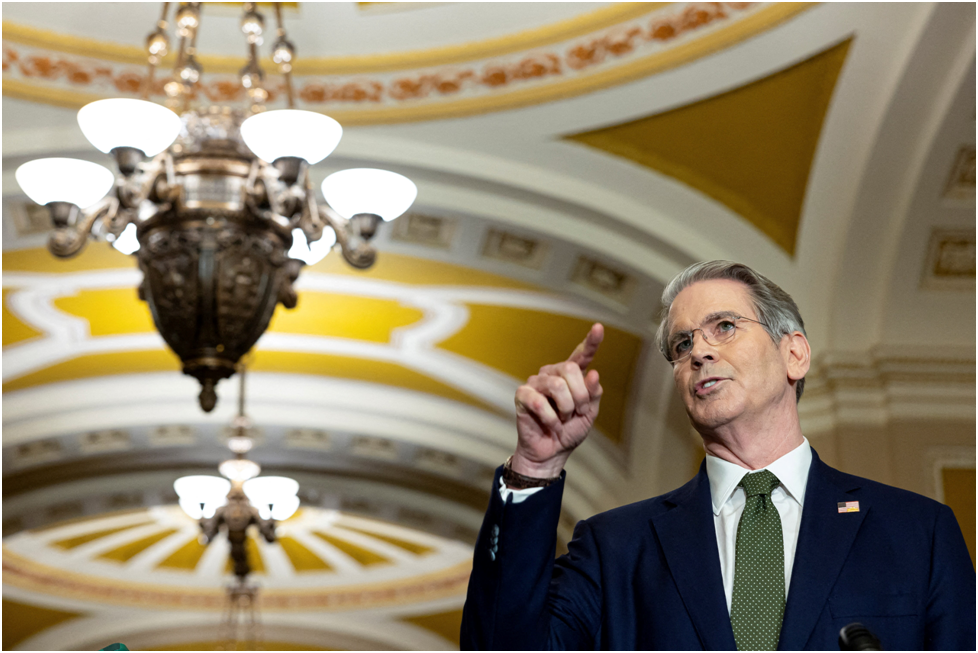 Министр финансов США Скотт Бэннон выступает на пресс-конференции после еженедельного политического ланча на Капитолийском холме в Вашингтоне, округ Колумбия, США, 24 июня 2025 года. REUTERS/Kevin Mohatt/ Архивное фото