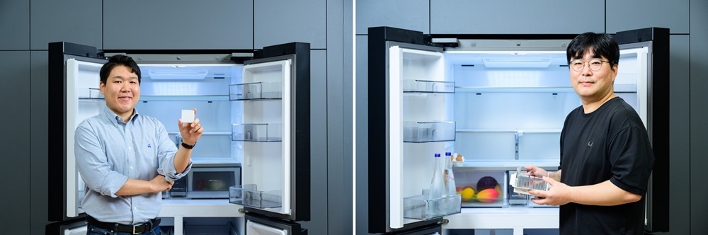 Два инженера Samsung показывают прототипы тонкоплёночного термоэлектрического модуля и его сборку на фоне открытых холодильников‑испытателей. Источник: https://news.samsung.com/global/interview-staying-cool-without-refrigerants-how-samsung-is-pioneering-next-generation-peltier-cooling