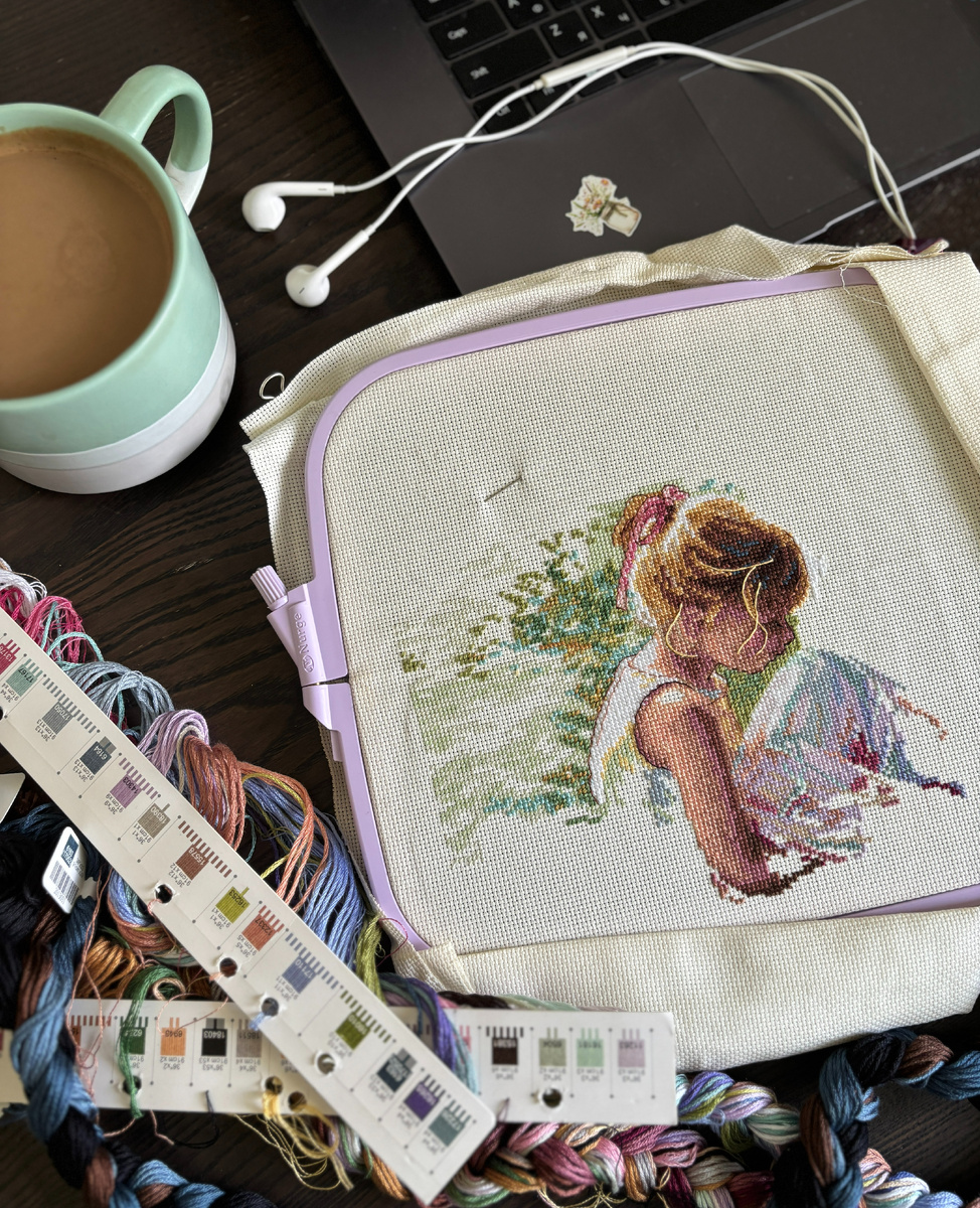 Мое утро обычно начинается с кофе, вышивки и какого-нибудь вышивального видео или сериала.