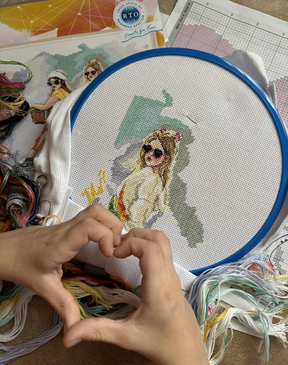 Мои домашние стараются с уважением относиться к моей потребности в вышивании. По выходным муж может взять на себя часть домашних дел. А дочка, пока я вышиваю, любит сесть рядом и рисовать, или собирать алмазную мозаику. Такие моменты очень сближают!