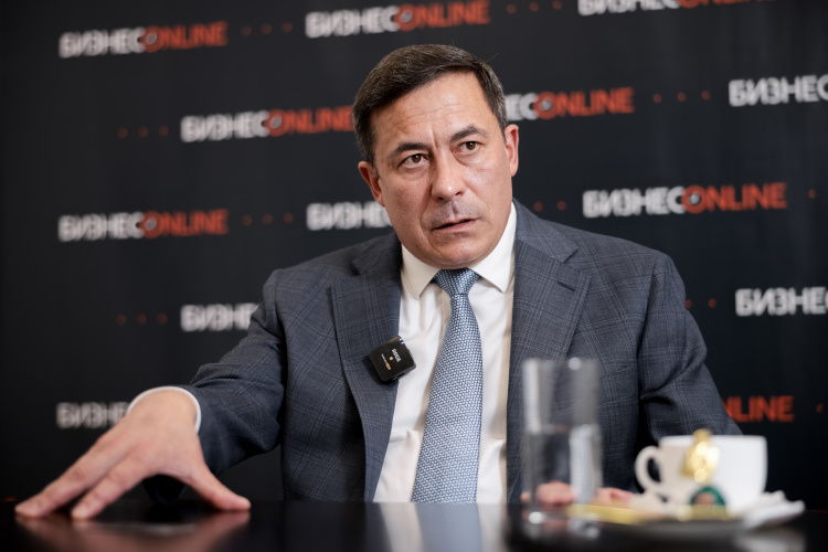    Ильгиз Хидиятов: «Снижение смертности — это результат комплексного подхода. Мы внедряем новые методы диагностики, которые позволяют обнаружить рак на ранних стадиях, когда лечение наиболее эффективно».   
Фото: Сергей Елагин