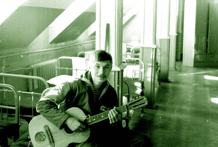 На фото Валиев