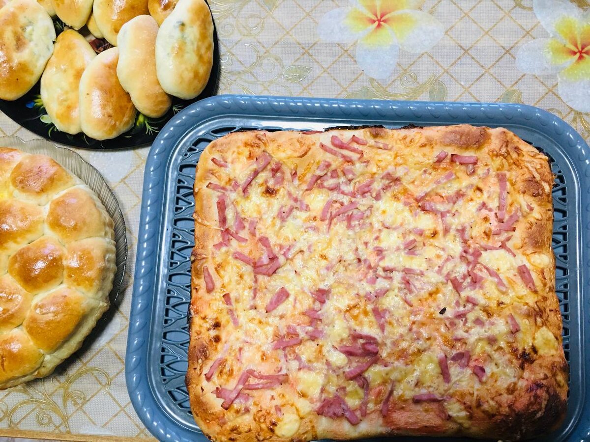 Свекровь много пекла. Единственное, что я состряпала, пиццу с ветчиной. И то, тесто ставила она. 