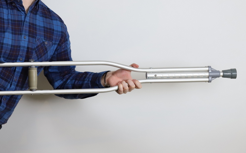    Житель Глазова ограбил магазин при помощи костылей и уснул на месте преступления