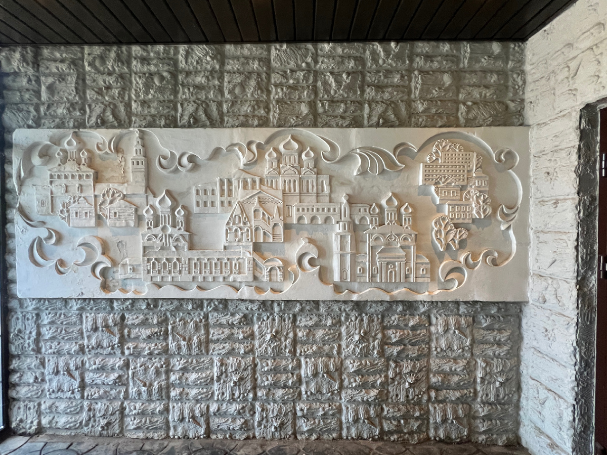 Барельеф в холле