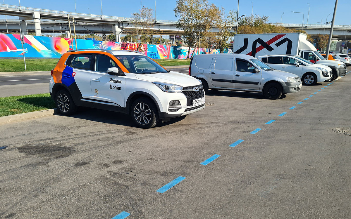 Мобильный репортер / АГН «Москва»📷Сами машино-места в «синей» парковочной зоне никак не разделяются — можно поставить столько автомобилей, сколько поместится по факту