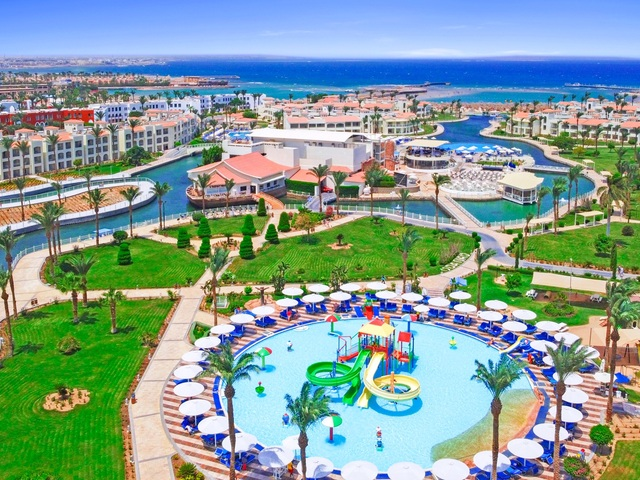 Просторная территория отеля Pickalbatros Dana Beach Resort - Hurghada. Фото с сайта Трэвелата.