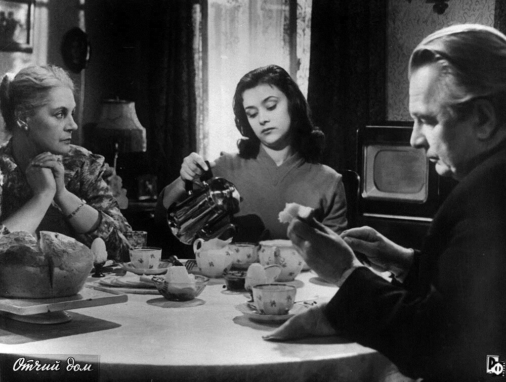 Таня - избалованная городская девушка, которая капризничает даже за завтраком. Кадр из фильма «Отчий дом» (1959). Кинопоиск.ру.