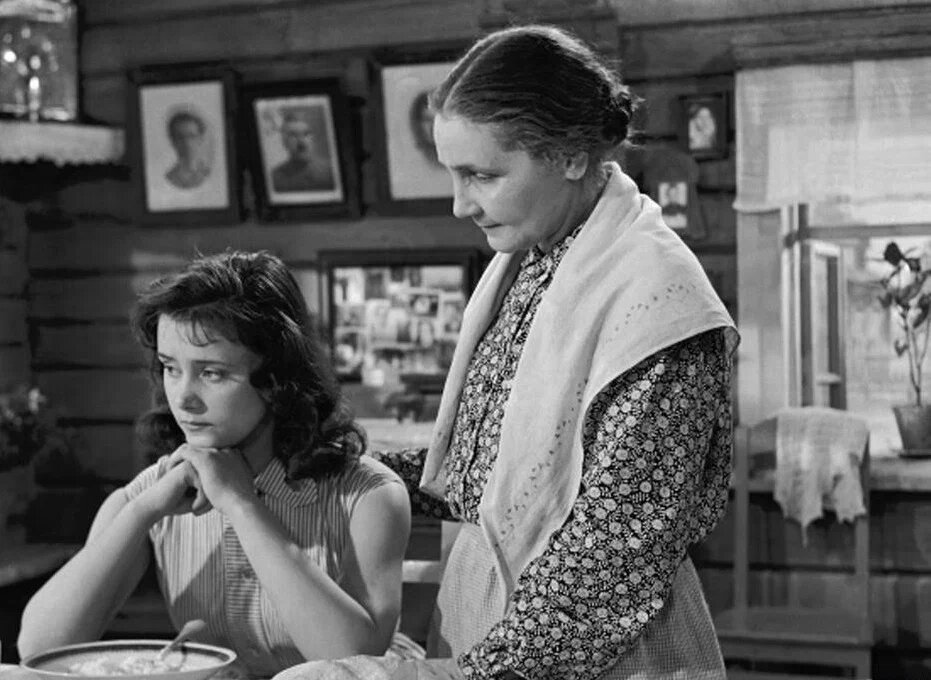 В деревне ей поначалу всё не нравится... Кадр из фильма «Отчий дом» (1959). Кинопоиск.ру.