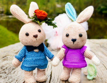 Обычные вязанные зайчики