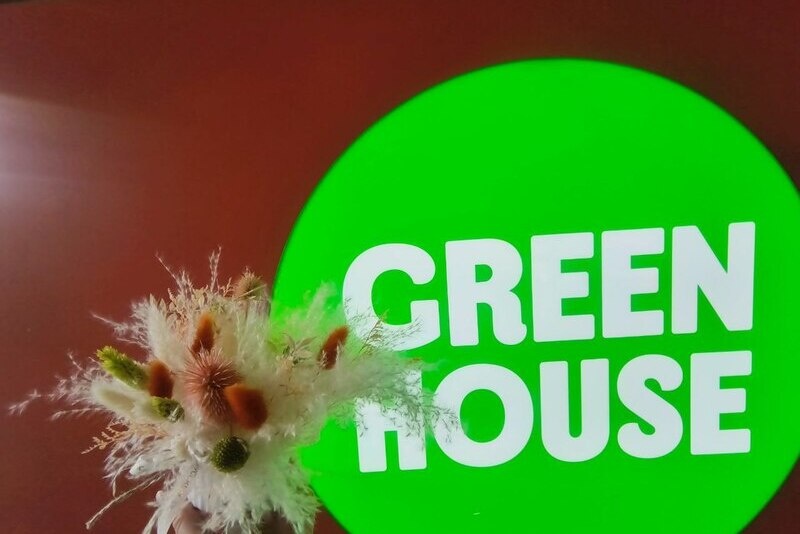 При помощи сухоцветов можно добавить уюта как в любые помещения будь то кофейня или дом