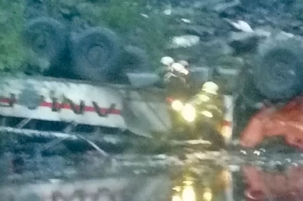    Момент падения автобуса в Якутии с 30-метрового обрыва попал на видео