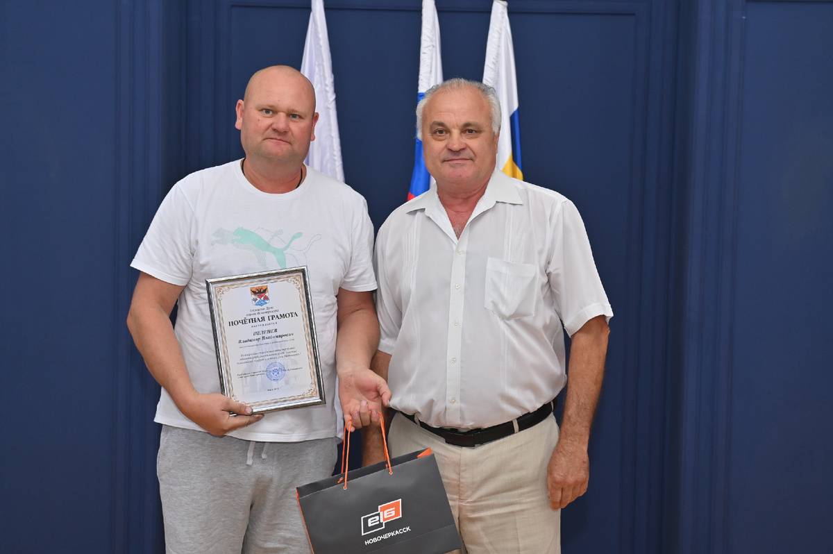 На профессиональном празднике, Дне металлурга, 132 сотрудникам филиала Эл 6 Новочеркасск были вручены награды, в том числе Благодарственные письма Губернатора и Министерства промышленности и энергетики Ростовской области. Такое признание стало результатом значительного вклада коллектива завода в развитие важнейшей отрасли РФ — металлургии.

Среди особо ценных наград - медаль «За доблестный труд на благо Донского края», ее получили два представителя Эл 6 Новочеркасск: машинист крана Елена Алексеева и шихтовщик Алексей Дурицкий.

Алексей Викторович представляет известную рабочую династию Дурицких, общий стаж которой составляет более 200 лет. Работая с 1990 года, он приобрел обширный опыт и прошел все ключевые ступени карьерной лестницы цеха обжига. Одним из главных заслуг Алексея является введение ряда практических разработок, позволивших повысить эффективность производства.
 
Профессиональный стаж Елены Михайловны в металлургии составляет 46 лет. Она досконально изучила все особенности оборудования своего цеха, активно участвует в тестировании новых методов загрузки и выступает инициатором важных технических улучшений.

Заводчане также получили комплект наград от городской Думы и Администрации города.

Депутат Городской Думы г. Новочеркасска Валерий Озерский подчеркнул значимость филиала Эл 6 Новочеркасск для отечественной металлургии: 

«Мы все прекрасно понимаем, какое значение имеет электродный завод для металлургов всей страны. Поэтому желаю вам крепкого
здоровья, счастья, благополучия и успехов. Уверен, что предприятие будет работать и наращивать объем производства, приносить стабильность всем работникам, их семьям и стране».


Награды, врученные в этот день, еще раз подтвердили высокую квалификацию специалистов завода и подчеркнули важность их вклада в развитие отечественного металлургического комплекса.

📃Подробнее nduma.ru