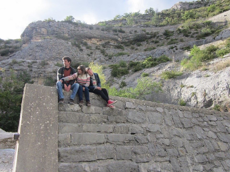 Ребята-волонтеры во время экскурсии. Француз, испанка, русская