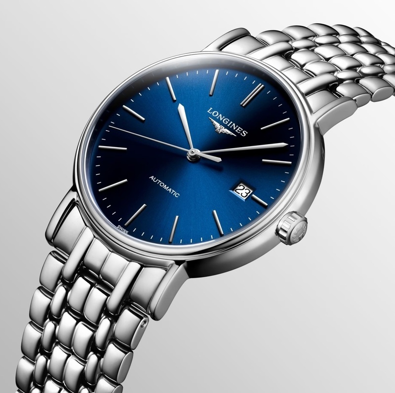  Longines Presence L4.921.4.92.6 Классические часы лаконичного дизайна. Темно-синий циферблат гармонично сочетается с серебристыми индексами, стрелками, корпусом и изящным браслетом, изготовленным из полированной нержавеющей стали. Тройная застежка с предохранительным фиксатором гарантирует, что часы надежно будут сидеть на запястье. В оригинальной модели на застежке выгравирован логотип.