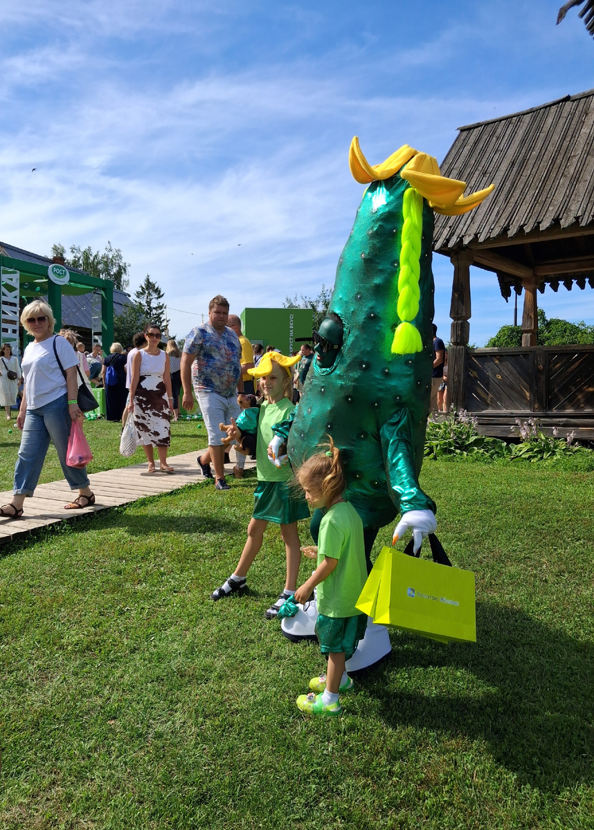 "Огурец" со своими детками. Фото автора. 