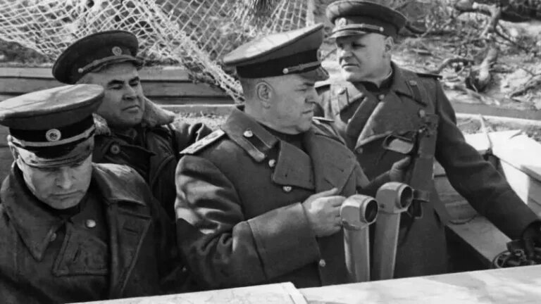 Маршал Георгий Жуков на командном пункте Зееловских высот