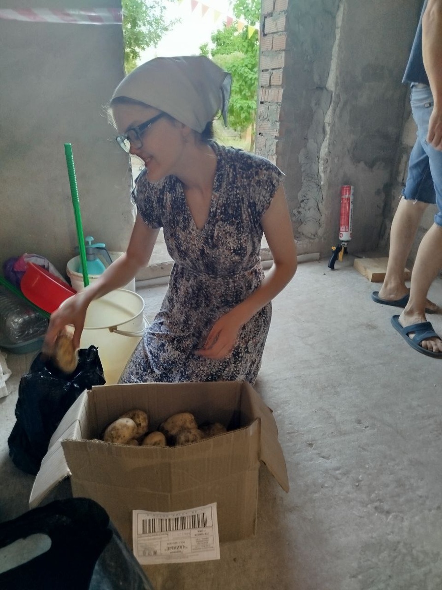 Есфирь-звездочка, трудяжка. Не успела приехать, как сразу за работу. Волонтёром на кухне всю неделю поехала. В кадре ноги мужа. 