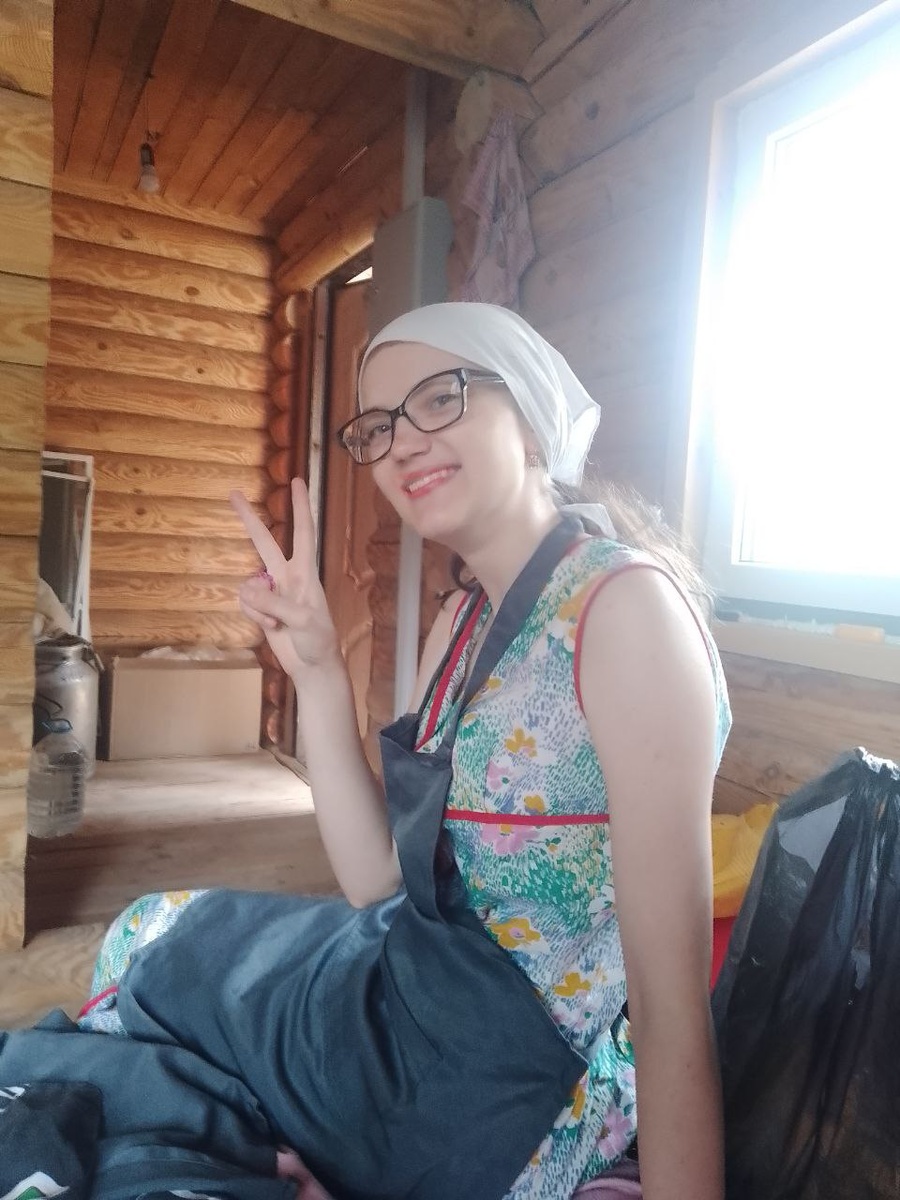 Сегодня утром. К работе готова. Губки накрасила, пока мамы нет. Ой, проказница! 