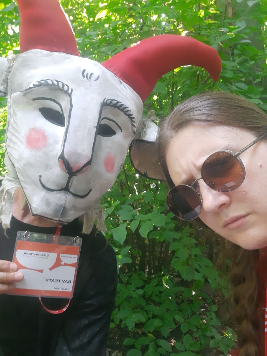 На фото Элеонора Ривер, продюсер ВАУ театра, и главный герой спектакля-балагана «Коса и Коза»