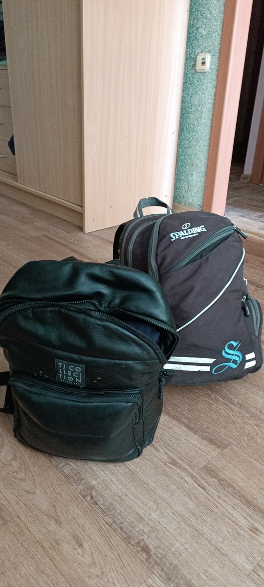 Вот черный маленький рюкзак и вообще весь багаз вместе!