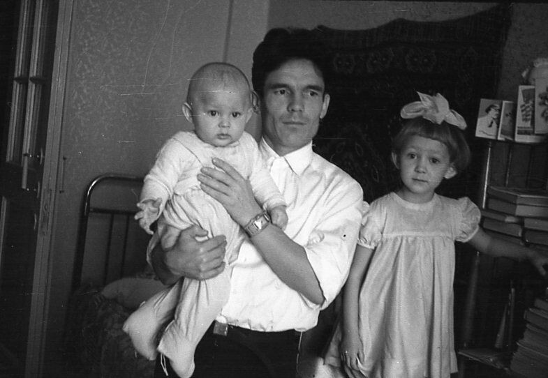 Мой отец Магнит Газизович со своими детьми. Я пятилетня Светочка и еще совсем маленький мой братец Рамиль