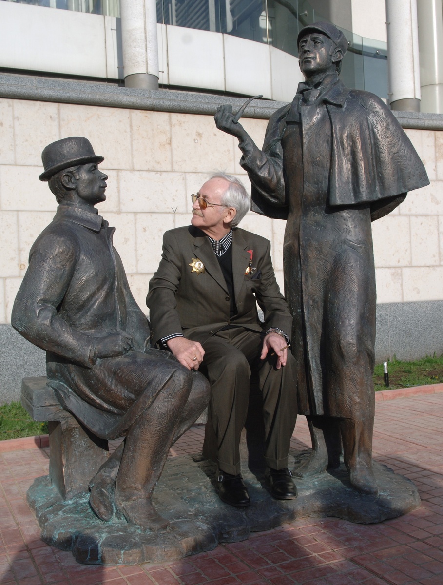 Памятник  Шерлоку Холмсу и доктору Ватсону на Смоленской набережной в Москве, 2007 г.
