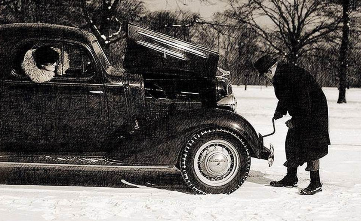 К сожалению, не нашёл фотографию именно раннего автомобиля, но смысл ясен
