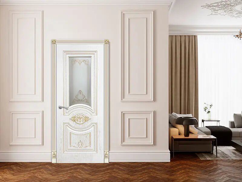 Межкомнатная дверь в классическом стиле, выполненная из светлого дерева с богатой декоративной отделкой и изысканными резными элементами. Центральная часть двери украшена матовым стеклом с узором золотистого цвета.