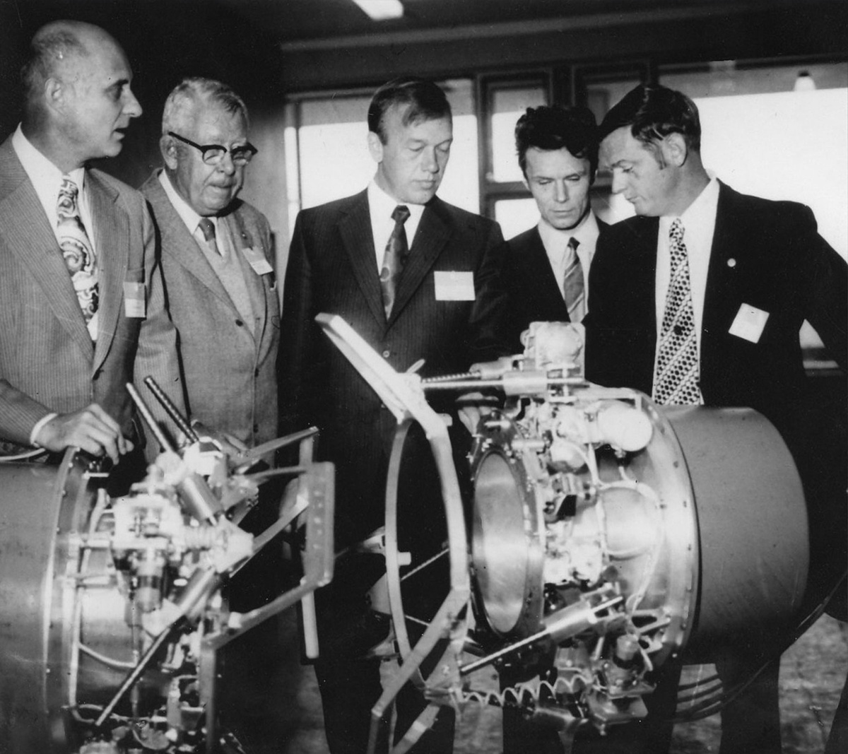 Том Стаффорд, Алексей Елисеев, Владимир Сыромятников, Гленн Ланни рассматривают стыковочный узел.