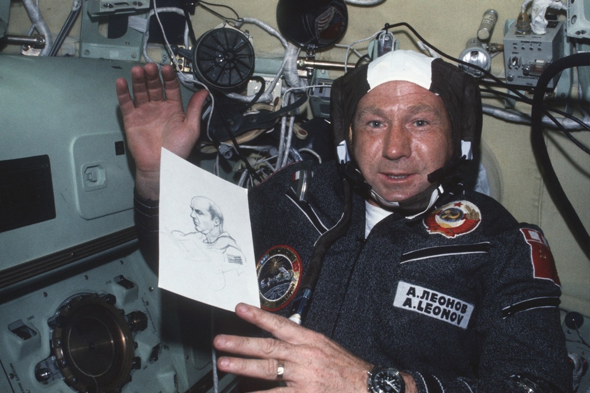 Алексей Леонов, нарисовавший портрет Тома Стаффорда в невесомости
